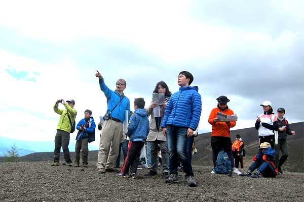 火山学者と歩く