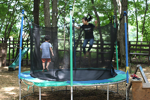 トランポリン