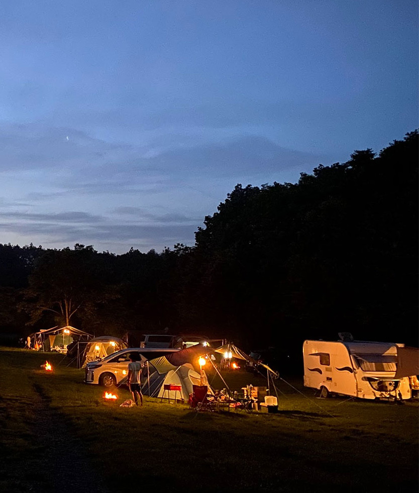 キャンプ場の夕暮れ