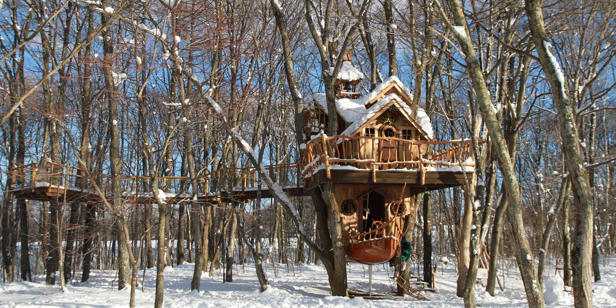 雪のツリーハウス